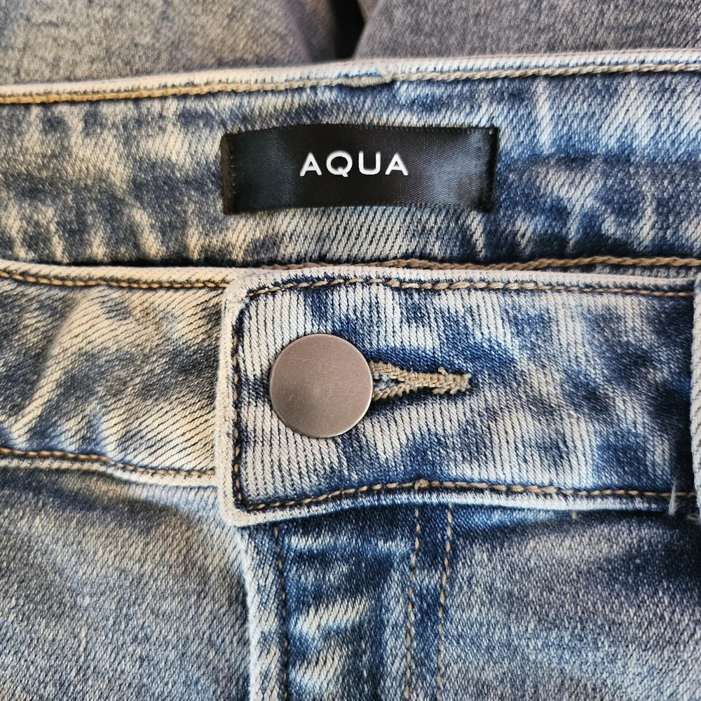NEW Aqua High Rise Wide Leg Distressed Cropped Raw Hem Medium Wash Jeans